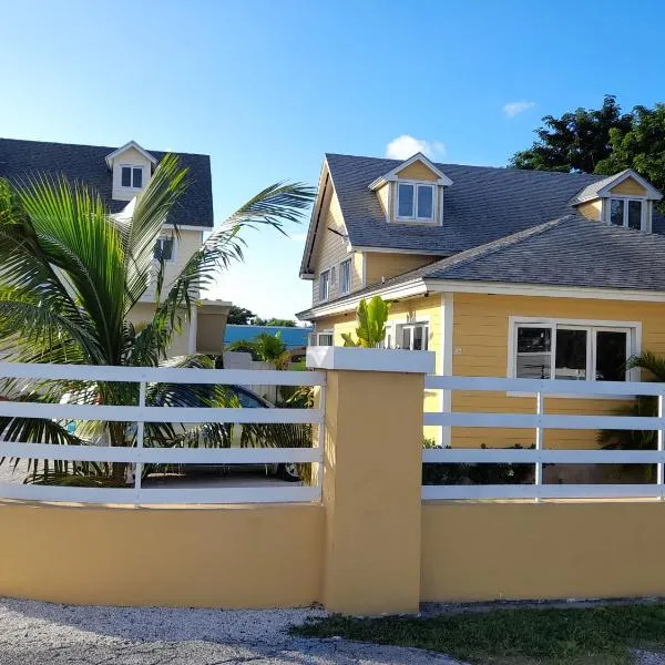 Villa By The Bay, hotel di Nassau Estate