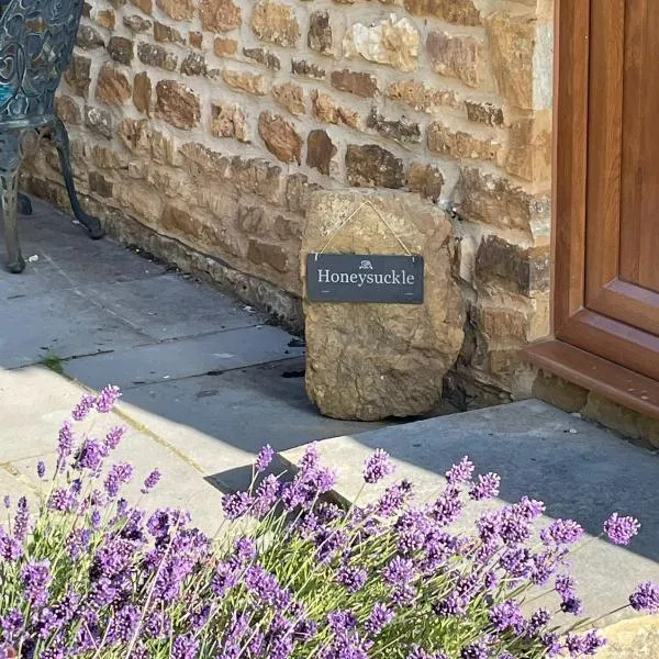 Honeysuckle Cottage - Hillside Holiday Cottages, Cotswolds, hotel in Warmington