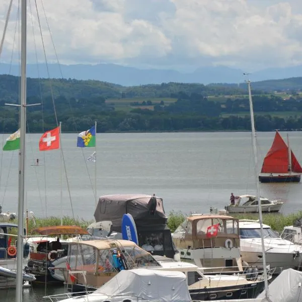 Leben im Hafen am idyllischen Murtensee、Guévauxのホテル