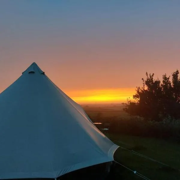 Disco tent secret garden glamping, hotel u gradu Staunton in the Vale