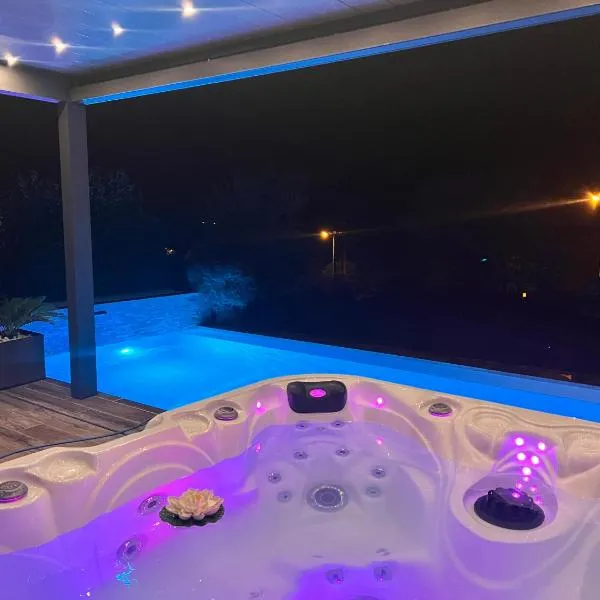 Suite romantique Le temps d'un Instant Loveroom Hammam jacuzzi piscine, hotel v destinaci Villeneuve