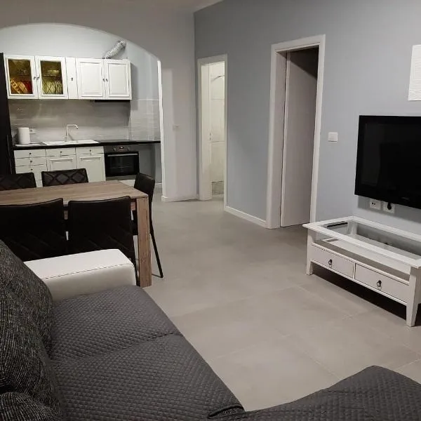 Junik Apartment, hotel v destinaci Orikumi