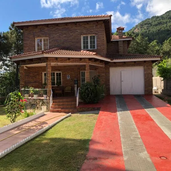 CHALET EN EL CORAZÓN DE LA SIERRA DE GREDOS, PINAR DE LA ATALAYA-TIEMBLO, hotel v destinaci El Tiemblo