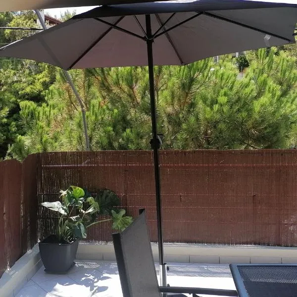 Little Summer Chalet, hotel a Saronida