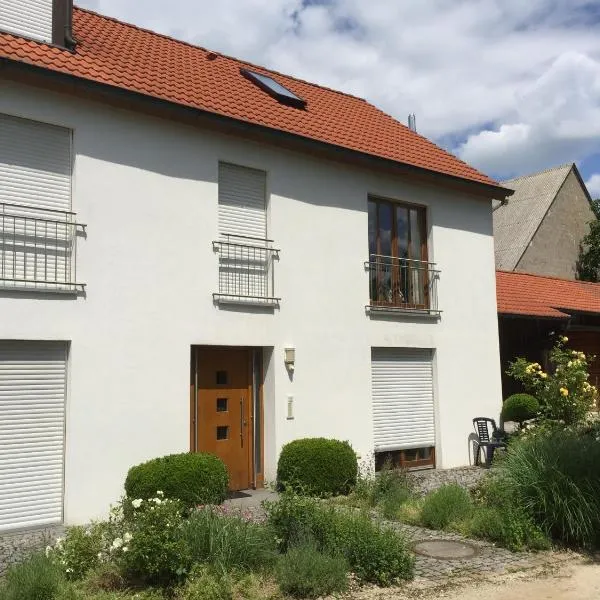 Sonniges Jura Loft im Golf Paradies Hilzhofen، فندق في Pilsach