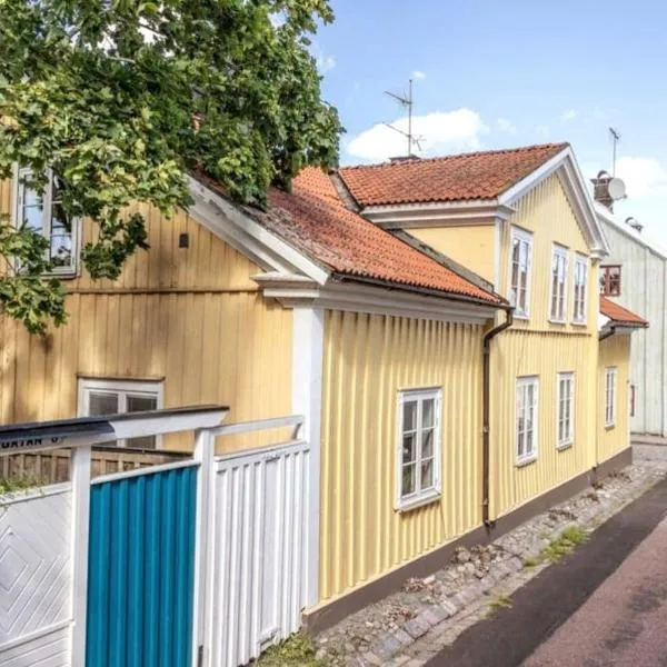 Central lägenhet i nyrenoverat 1700-talshus, hotell i Hasselö