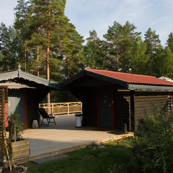 Timber cottages with jacuzzi and sauna near lake Vänern, hotel in Slottsbron