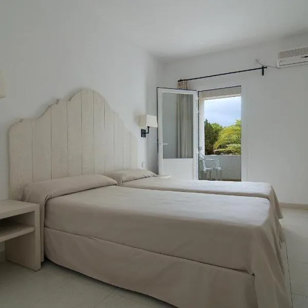 Hostal Capri, hotel v destinaci Es Pujols