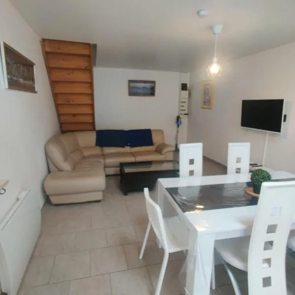 Maison 3 chambres. cour Privative 2 places de parking privatives, Hotel in Corquilleroy