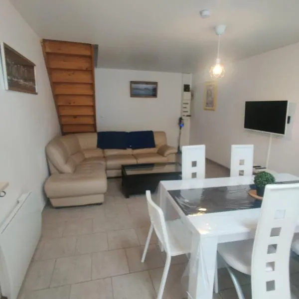 Maison 3 chambres. cour Privative 2 places de parking privatives, hotel in Corquilleroy