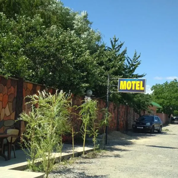 Motel, hotel en Uçgün