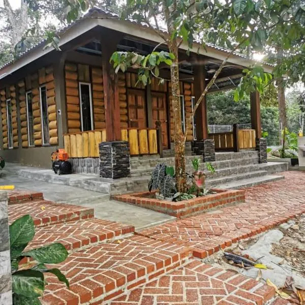 HOMESTAY DUSUN ANA BALUN, hotel en Slim River