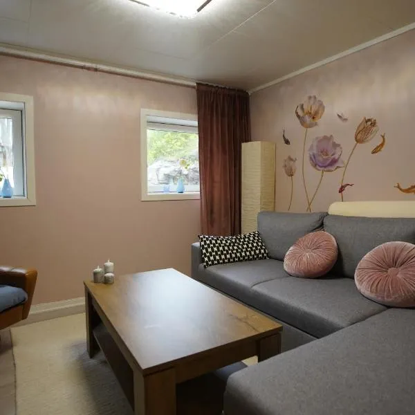 Small cozy apartment by the sea, hotel di Måsøy