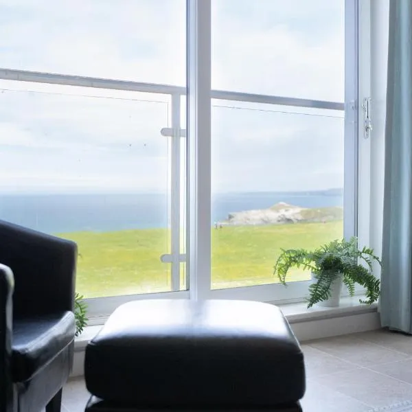 Stunning Sea Views, luxury apartment beaches & restaurants are a short walk away, hotel in Newquay
