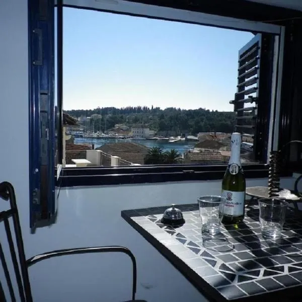 Holiday Sea View Apartment Milna, hotel in Milna