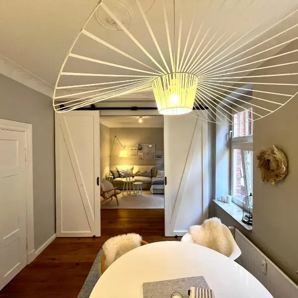 3 Zimmer Ferienwohnung Burghof mit Balkon im Herzen Flensburgs，弗倫斯堡的飯店