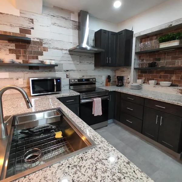New house with comfortable king beds, hotel v destinaci Medford