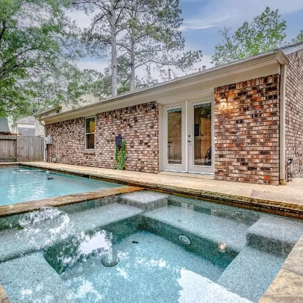 Pool & Spa! Whimsical Heart of The Woodlands、スプリングのホテル