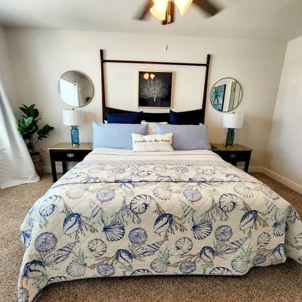 ENTIRE HOME- Gorgeous 3br Townhome Pool, Grill, WD, 2 FREE drive up spaces Sleeps 6 Close to everything PCB! Free WiFi, hotel em Panama City Beach