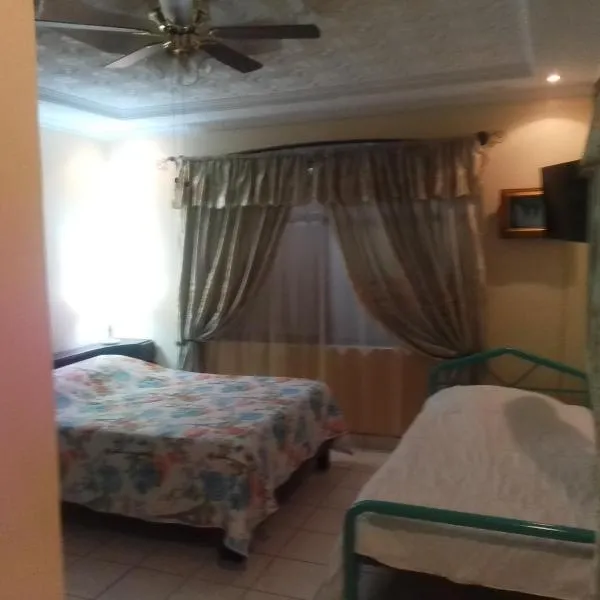 Alexander b&b, hotel v destinaci Alajuela