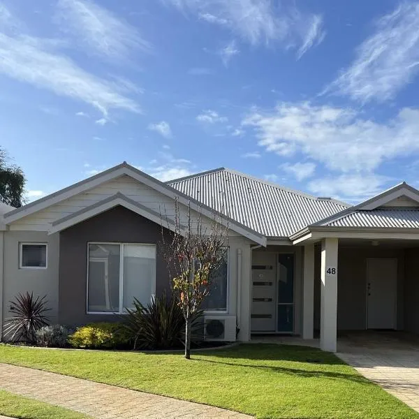 By the Beach, hotel in Broadwater