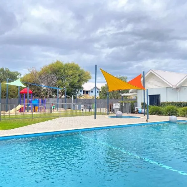 By the Beach, hotel in Broadwater
