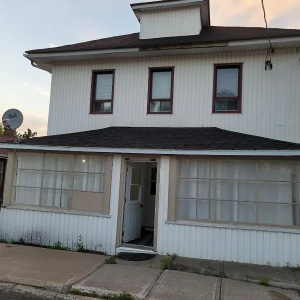 Private Home in downtown Edmundston!, hotel v mestu Edmundston