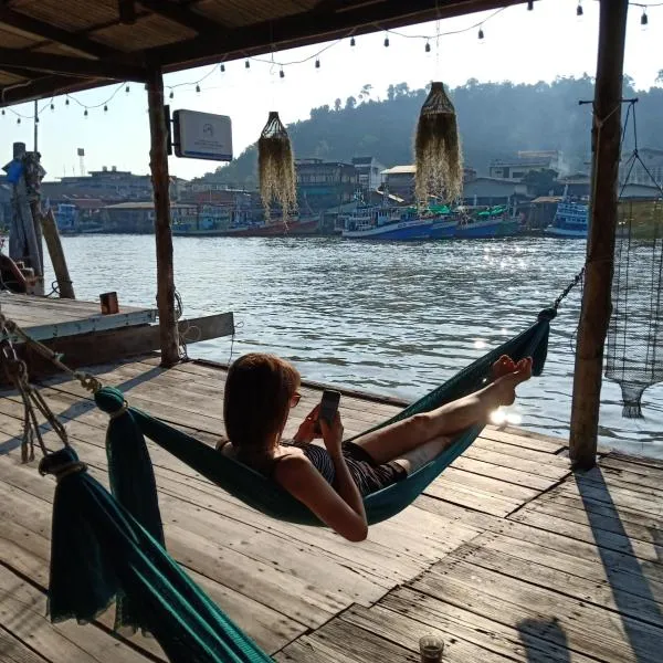 Rub Lom Chom Klong Homestay, hotel v destinaci Chumphon