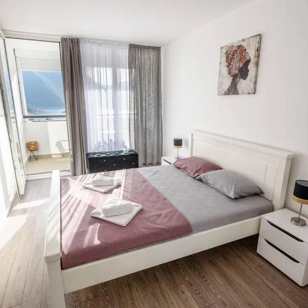 Bright Modern Holiday Home With Postcard Lake View, hotel di Pluzine