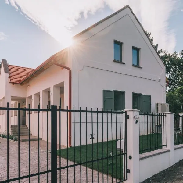 Kardamom Studio Apartman – hotel w mieście Szigliget