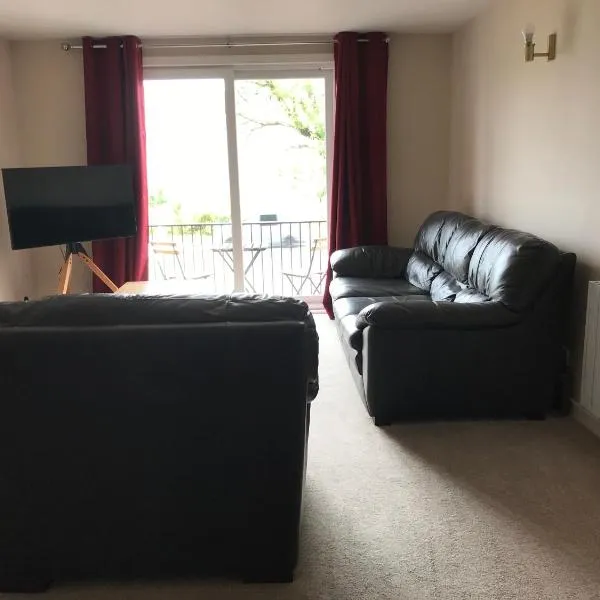 Appin, Beautiful Lochside Apartment with Balcony, hotel v destinaci Fort William