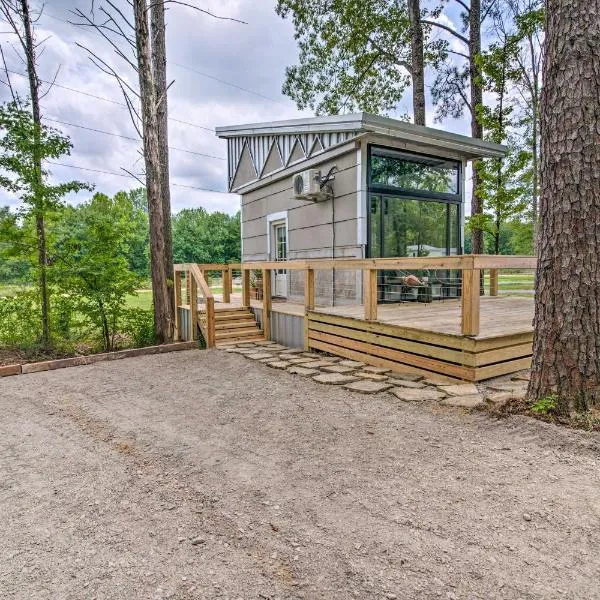 Chic Tiny Home Retreat about 2 Mi to MSU Campus!, hotel i Starkville