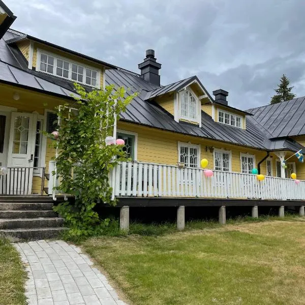 an old school house close to örbyhus slott, hotel in Källbergsbacken