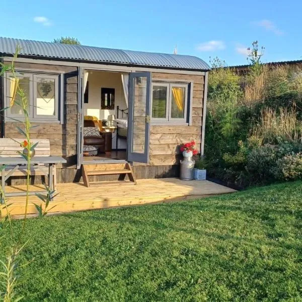 Rhodes To Serenity - Mermaid Shepherds Hut, hotel in Whiston