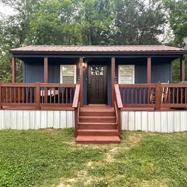 Cozy tiny home cabin in Eva, TN, hotel v destinaci Eva