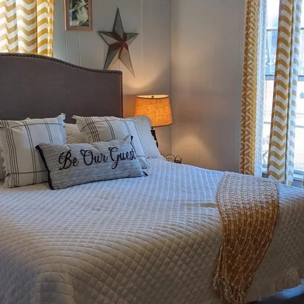 Pecan St. Parlor Haus Downtown Bandera, TX, hotell sihtkohas Bandera