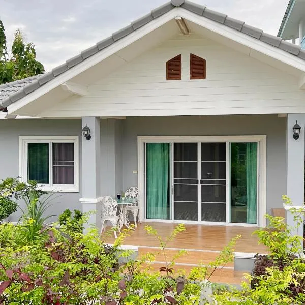 New Home Gบ้านเดี่ยวสร้างใหม่ ใกล้ทะเล ตัวเมืองระยอง, viešbutis mieste Ban Chak Phai
