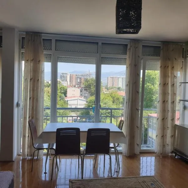 Skopje Center 3 Bedrooms with Kitchen and Private Bathroom، فندق في Ljubanci