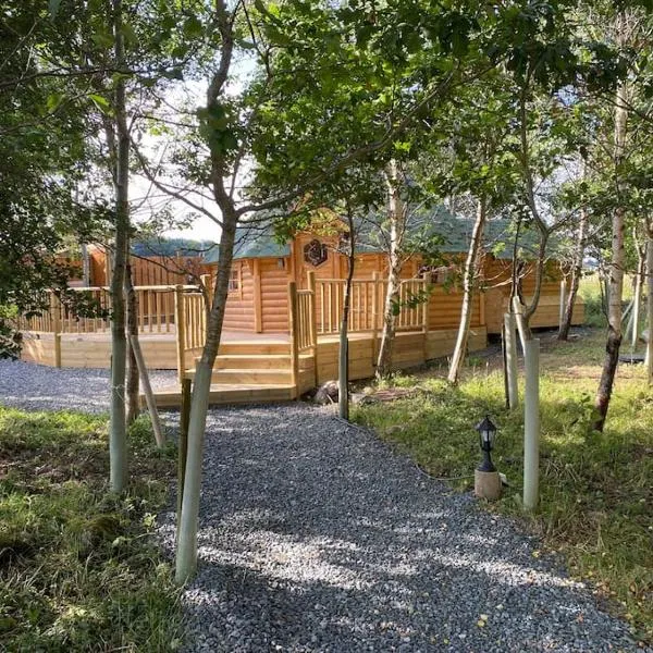 Craigshannoch Luxury 1 bed woodland lodge hot tub, hotel v destinaci Kintore