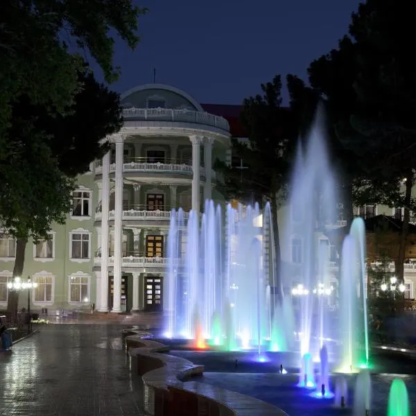 Bahoriston Hotel, hótel í Qayraqqum