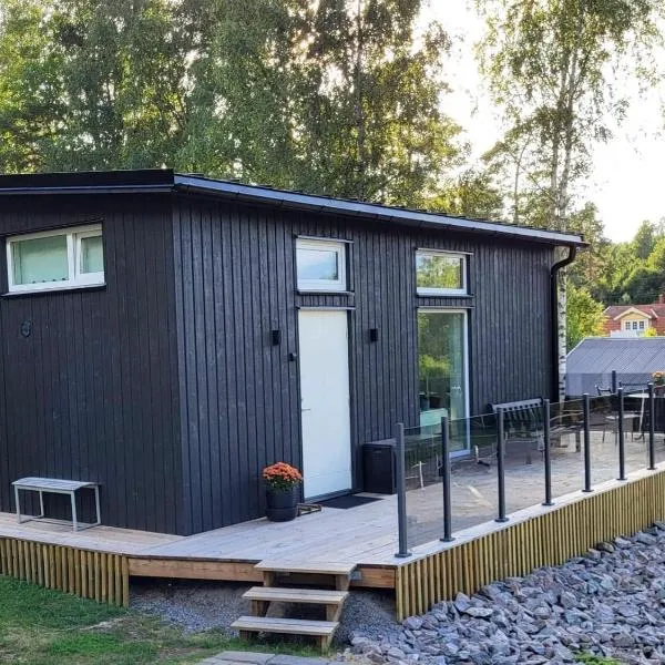 Cabin in the woods, close to Lake Mälaren, hotel v destinaci Eskilstuna