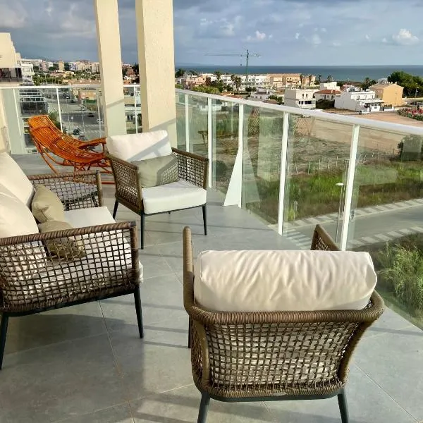 Beautiful penthouse with pool and wonderful beach view, hotel em Oliva