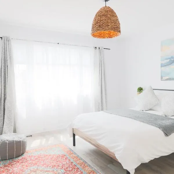 Family-Friendly Boho Stay - Sleeps 10 - Near the Falls, hotel in Thorold