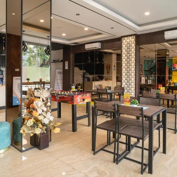 Sans Hotel Kupang Indah Surabaya by RedDoorz, hotel v destinaci Kupang