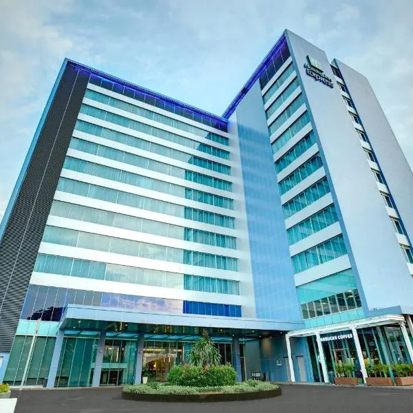 Holiday Inn Express Jakarta International Expo, an IHG Hotel, hotel u gradu Sundakelapa