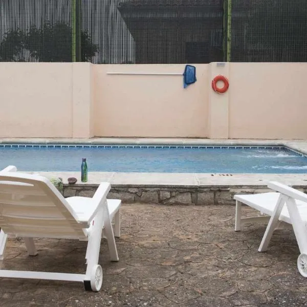 La casa de la tinaja piscina y chimenea, hotel em Torrijos