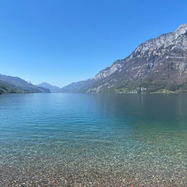 Maisonette im Penthouse-Stil ca 145m2 mit viel Privatsphäre - direkt am Walensee mit Badestrand, hotel in Unterterzen