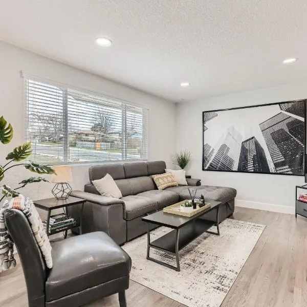 Peaceful and comfy 4BR home near downtown denver, hotel v destinaci Arvada