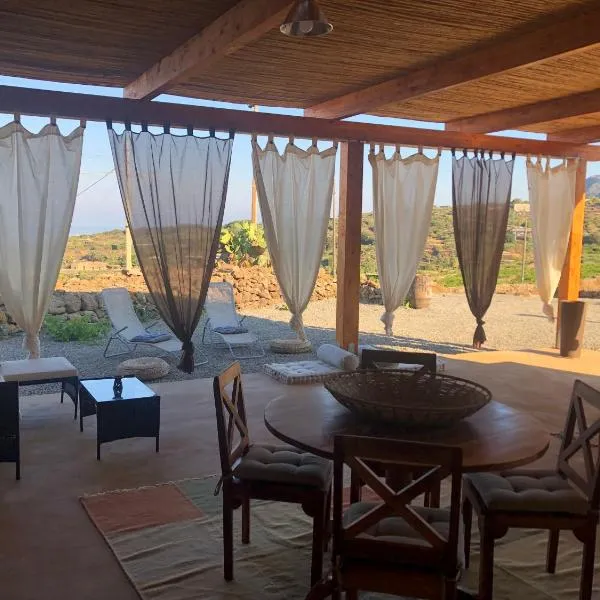 Dammuso Rekhale con vista mare, hotel in Scauri