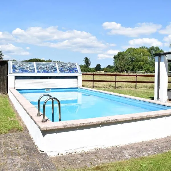 Landhaus Hideaway mit Aussenpool, Sauna und Kamin, hotel in Bosau